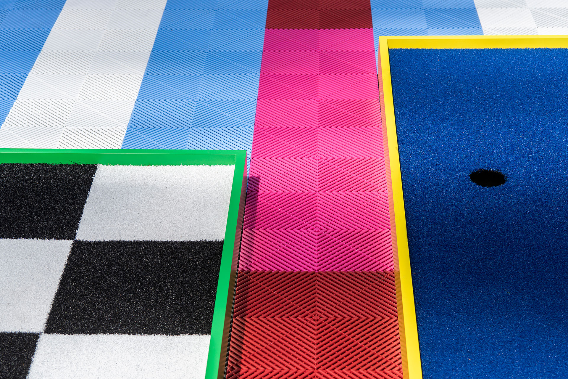 色彩斑斓的迷你高尔夫 | 艺术家 Craig & Karl 的创意之作-12