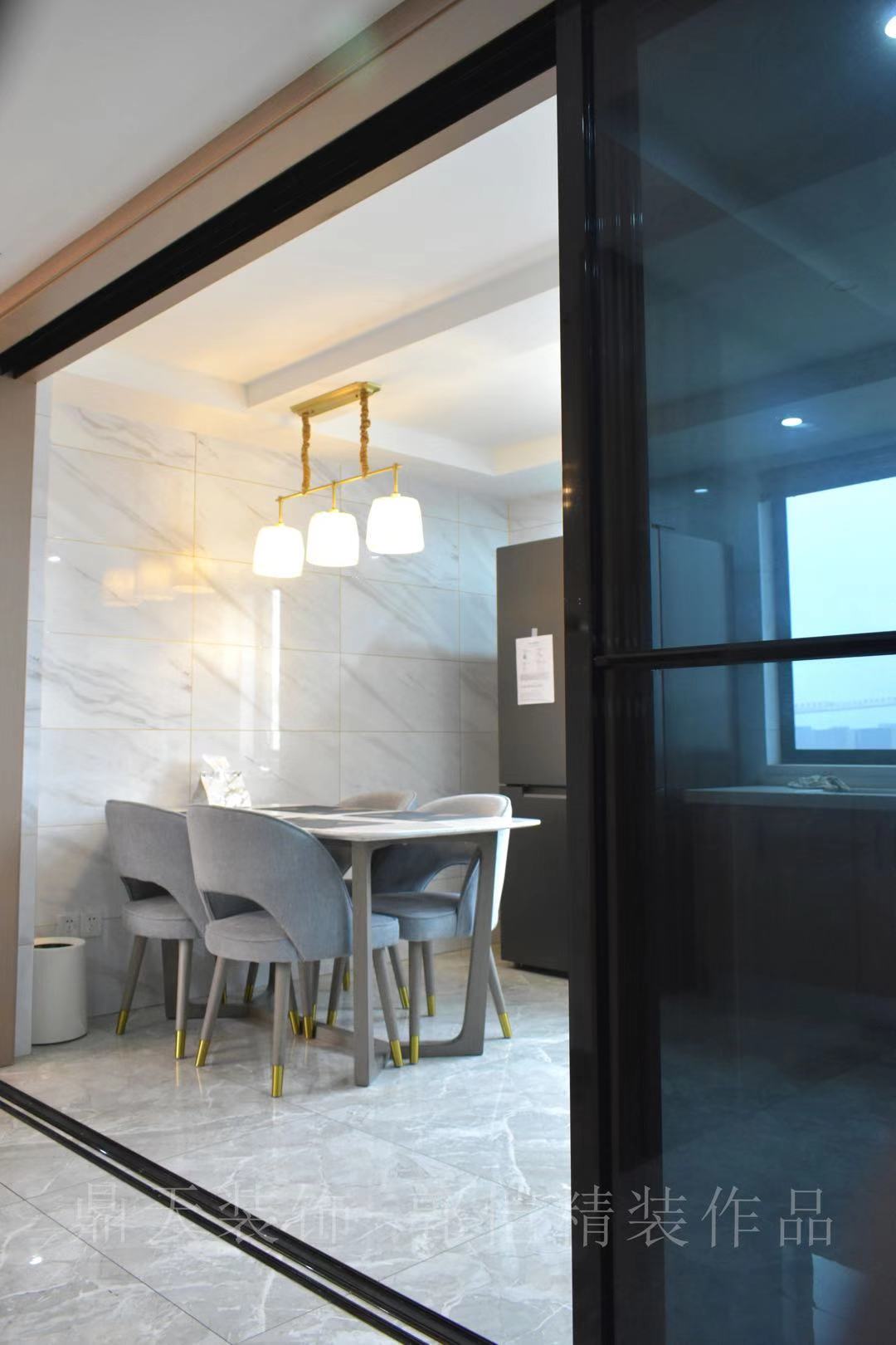 现代北欧小资生活 | 原木与灰色的温馨空间-7