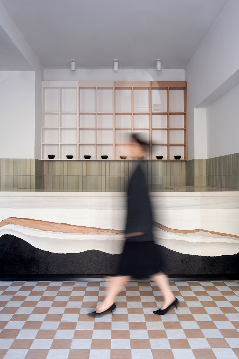 俄罗斯里海边精致咖啡馆,棋盘格与曲线交融的创意设计-9