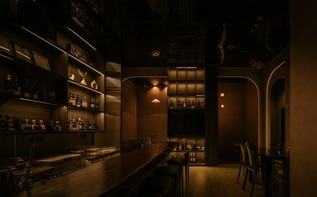 神秘感十足的酒吧设计-22
