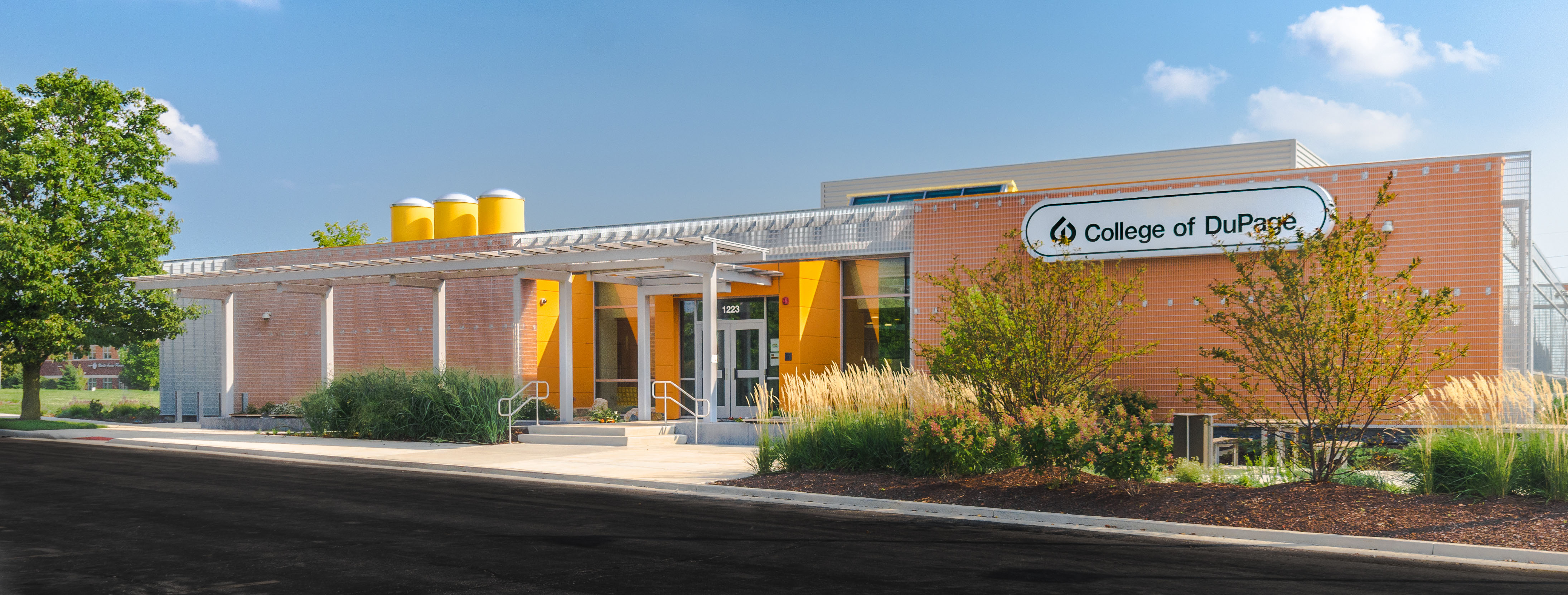 色彩活力，环保节能，打造社区标志—— College of DuPage Naperville Regional Center 翻新设计-12