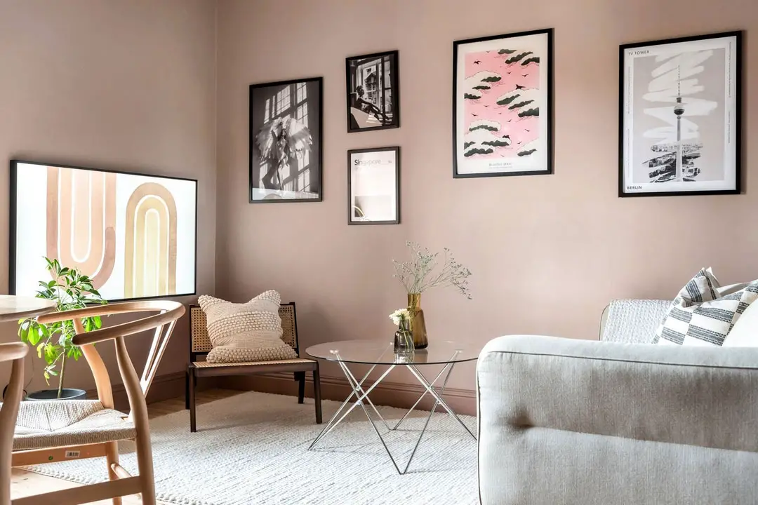 瑞典 58m2 屋顶公寓 | 黑色魅力与粉色过去的完美融合-5