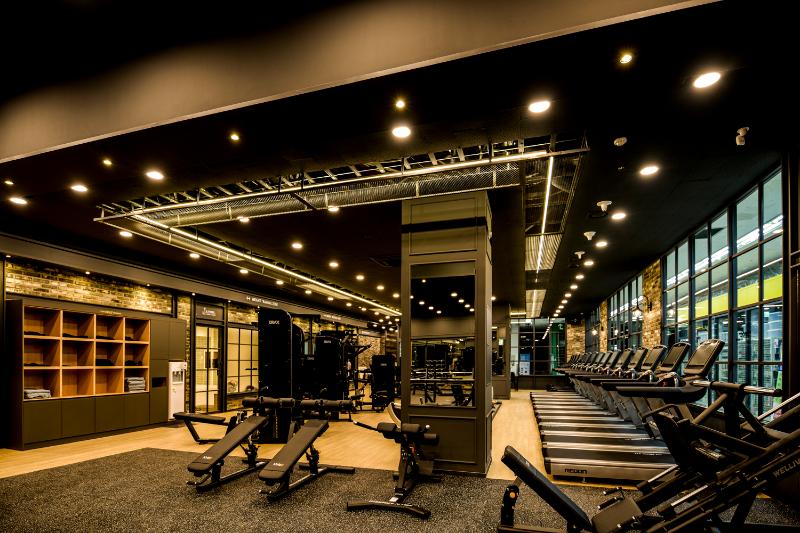 极简黑白色调的 157 平米健身中心设计-9