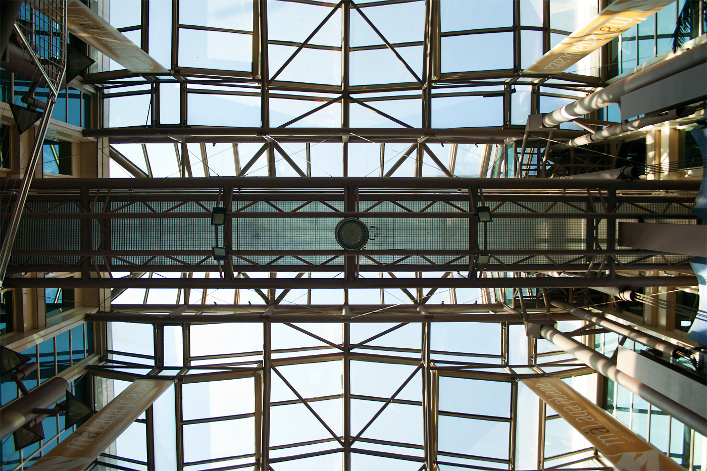 马德里购物中心光影设计营造都市广场氛围-9