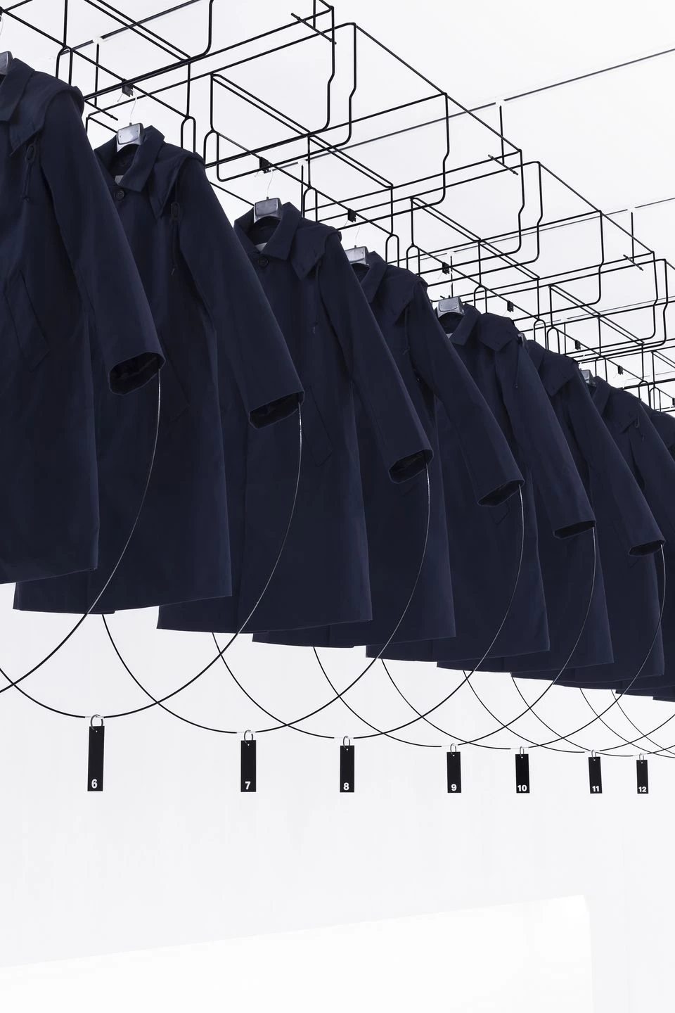 西班牙"Ura"雨衣店橱窗设计,灵动结构展现产品魅力-22