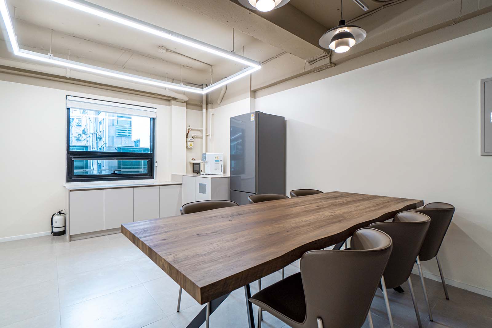 白色与木色的极简共享办公室-22