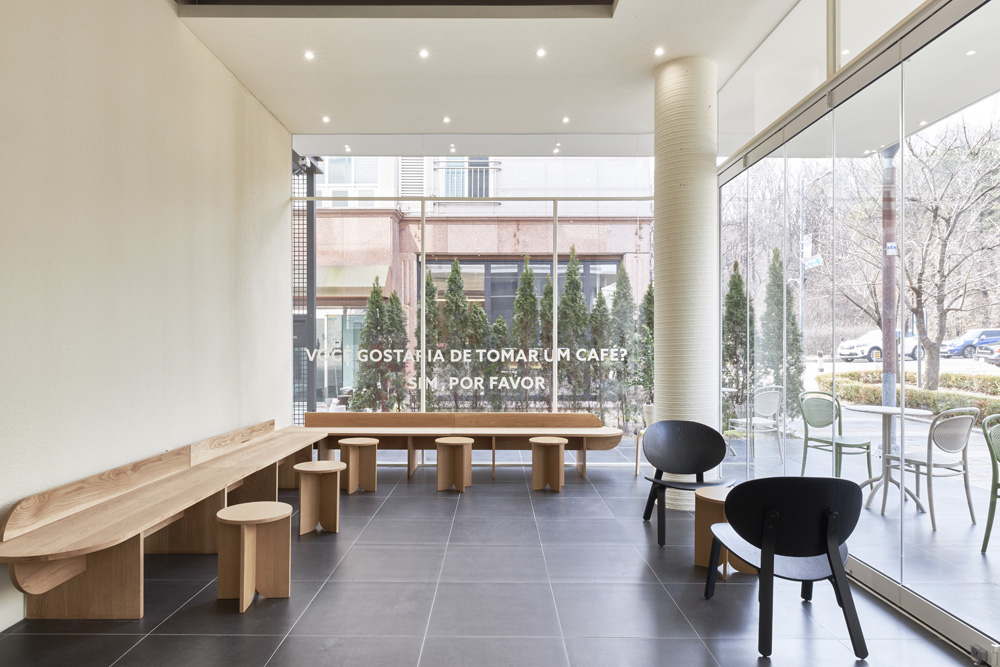 明亮的现代咖啡厅，32 平米打造舒适氛围-6