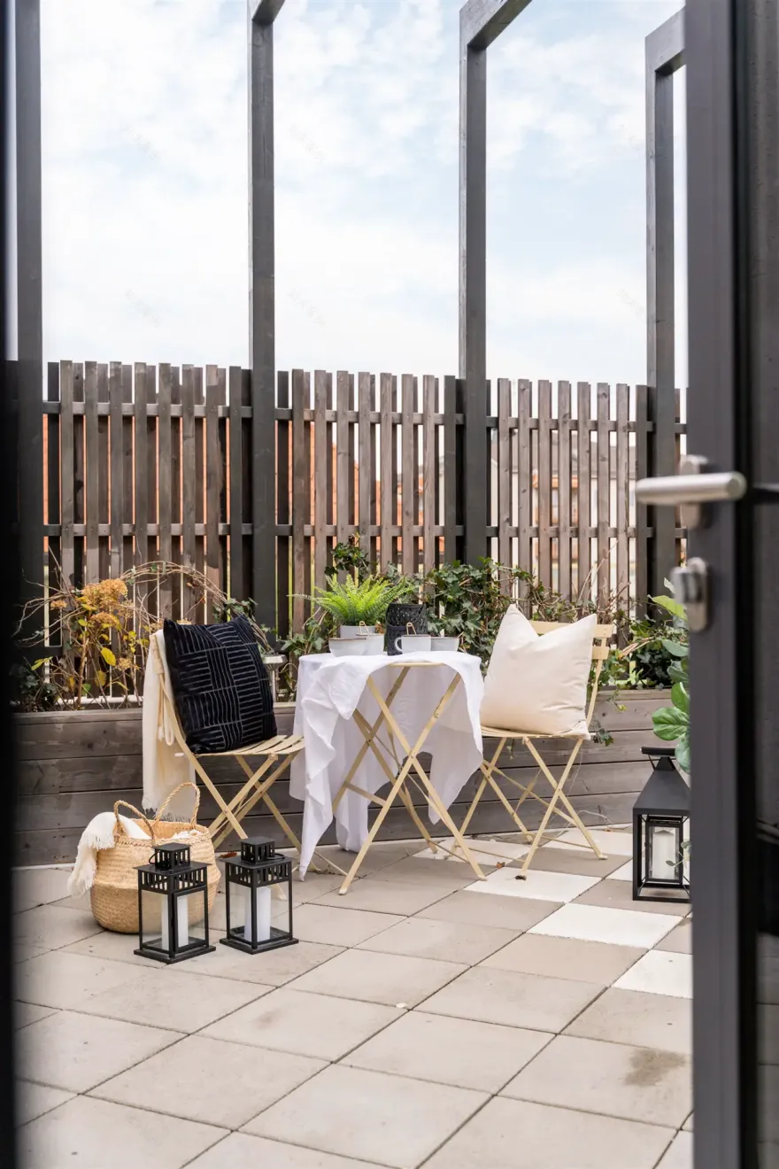 瑞典 37m2 屋顶小屋 | 工业风独立空间,4 米高天花板与 72m2 露台-10