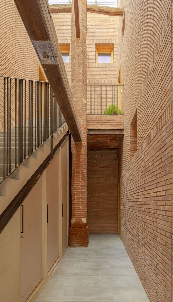 西班牙 Sant Esteve de Palautordera 老舞厅改造公寓楼-35