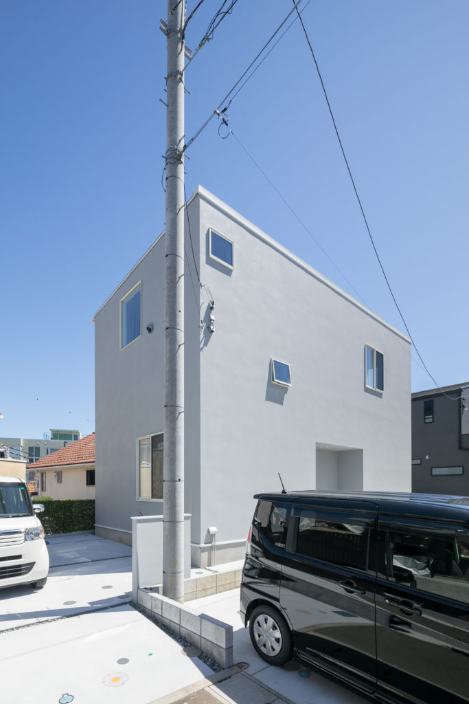 「大きな穴」が空間と家族をつなげる上下階をつなぐ吹き抜けがもたらす一体感温もりと開放感のある住まい | Style of Life | 100%LiFE-13