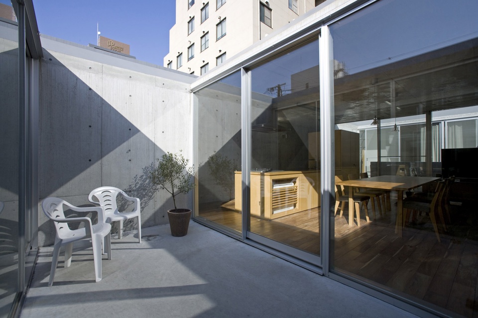 京都 MON 工作坊及住宅 | 十字孔洞的光影游戏-21