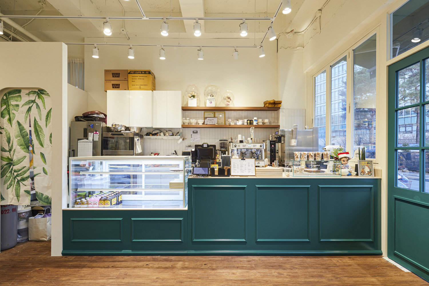 13 平米小空间的华丽转身 | 绿色环保的咖啡厅设计-5