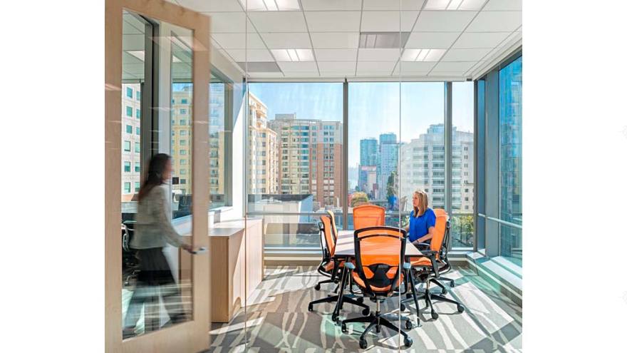 Gensler 打造 Riverbed 科技办公室 | 自然元素与科技的和谐共生-4