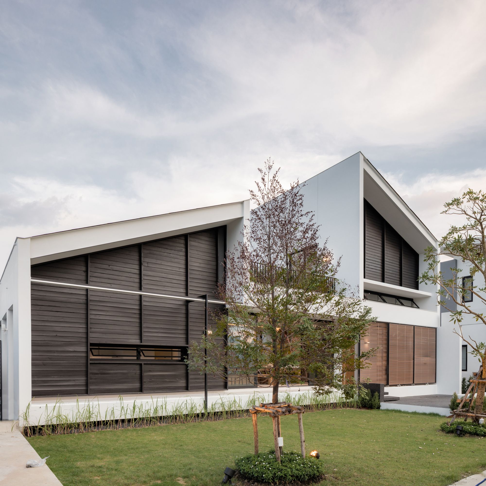 曼谷郊区六居室庭院住宅-19