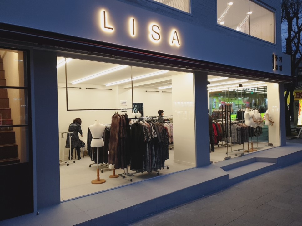 简约时尚的白色调服装店室内设计-9