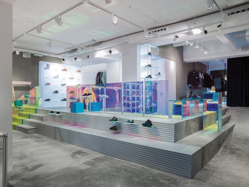 巴塞罗那“sivasdescalzo”商店,铝型材与虹彩水晶玻璃的工业风设计-5