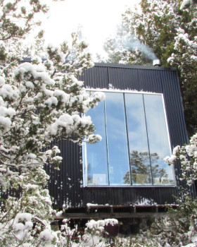 阿根廷 Patagonia 森林中的传统木质小屋