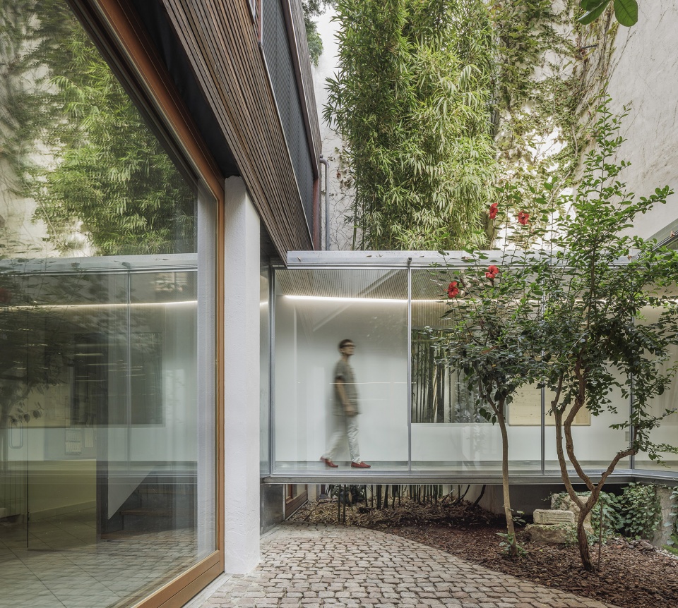 西班牙 Córdoba 街区内院办公室 · 光与影的游戏-3