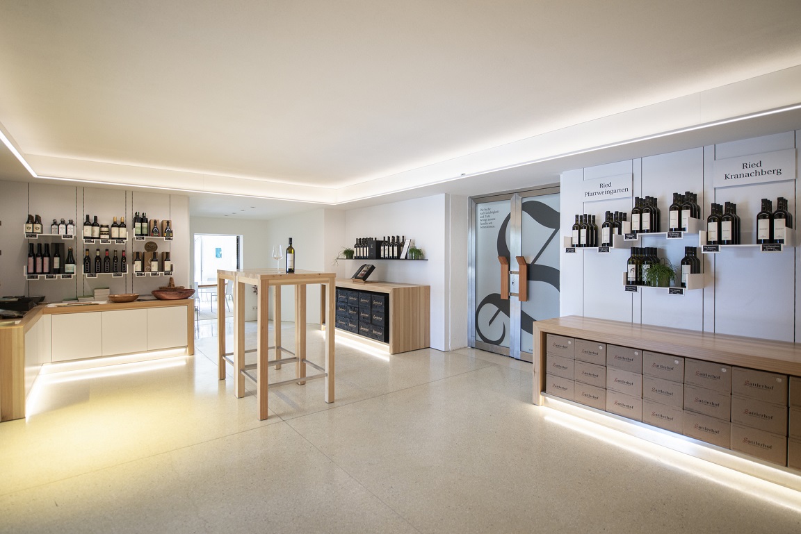 奥地利酒庄 Sattlerhof 销售空间设计丨umdasch Store Makers-7