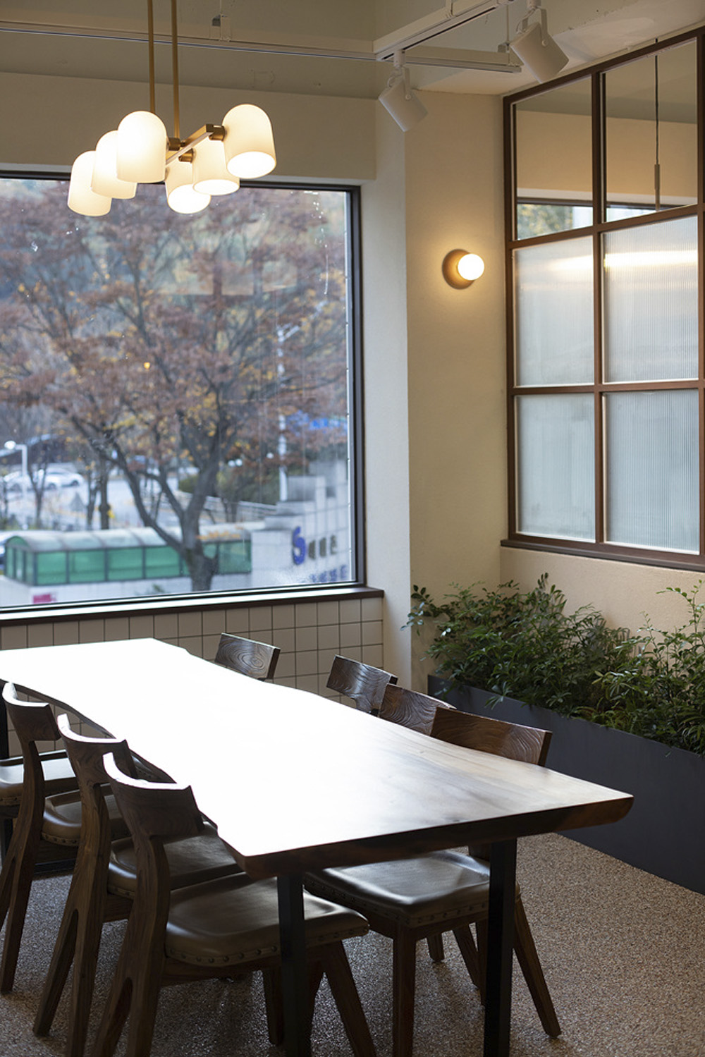 白色与木质的优雅结合 | 57 平米现代简约贝壳装饰设计-19