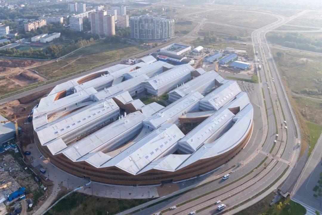 Skolkovo 科学技术研究所东环 | 环形与矩形体块的叠加互动-1