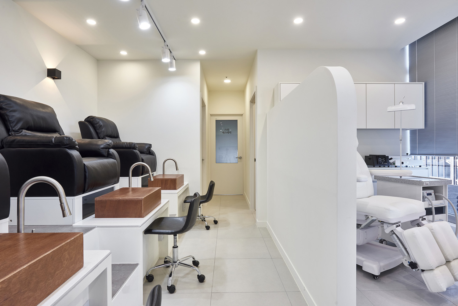 22 平米极简卧室，白色调的完美运用-7