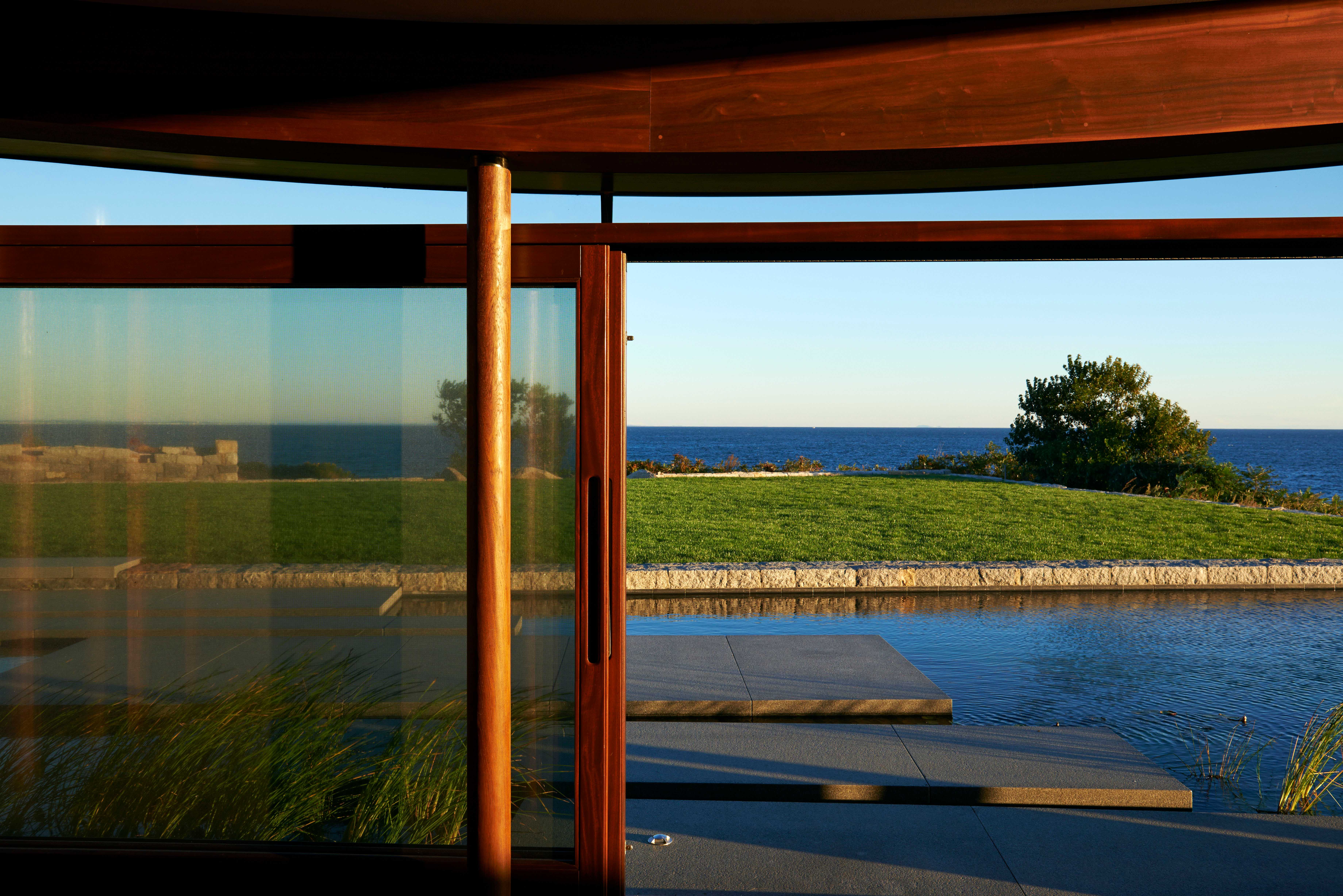 悬崖之上的绿色泳池住宅-11