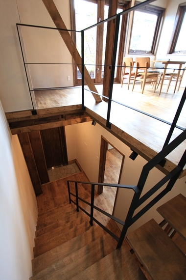 「鉄階段とウッドデッキの家」（铁楼梯与木质甲板之家）丨日本-14