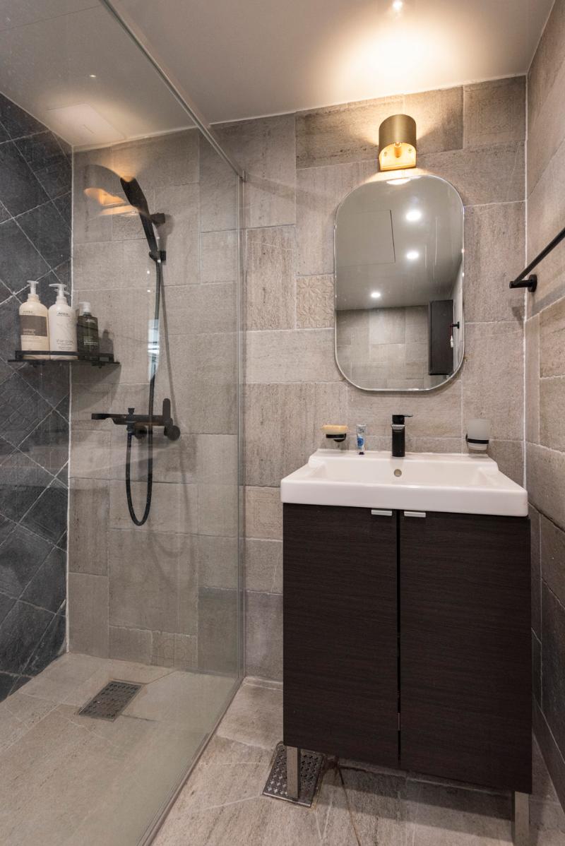 简约 37 坪白色与木质调的明亮健身房设计-11