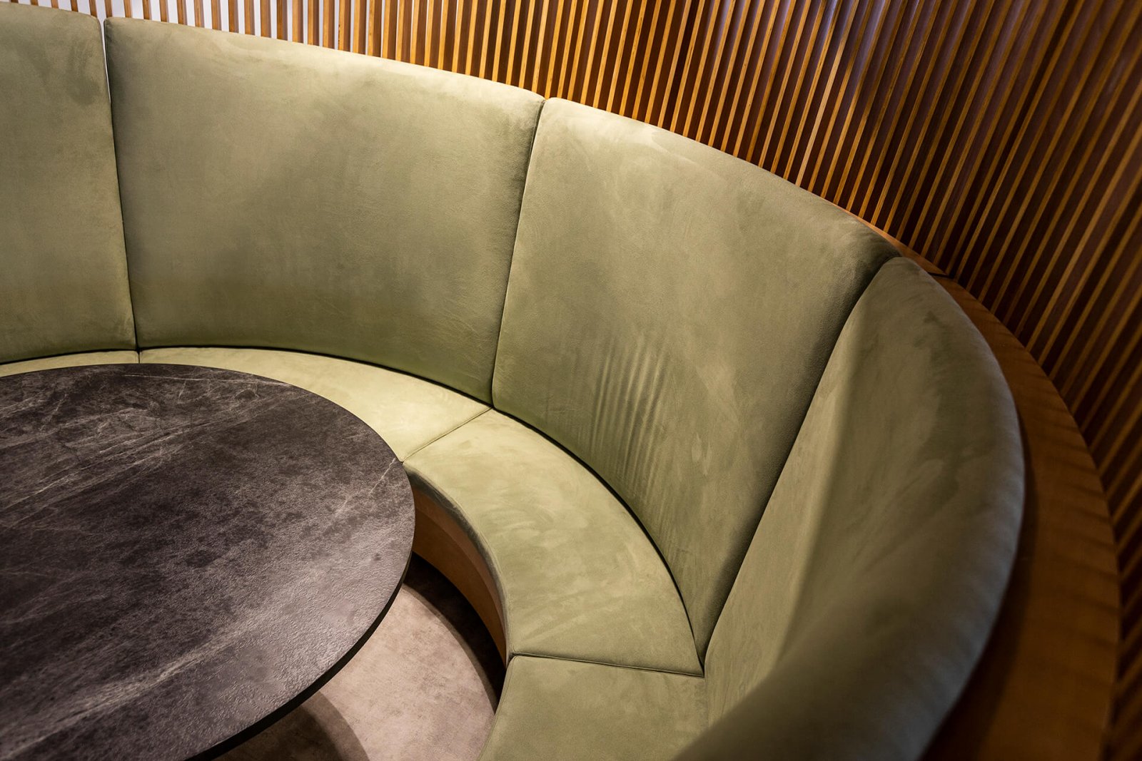 很明显，新Farfetch办公室的音响亭看起来不错  studiofibre-6