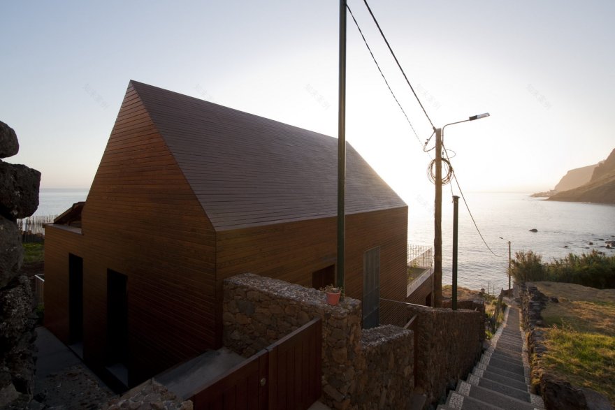 葡萄牙马德拉岛悬崖边的小农舍改造-38