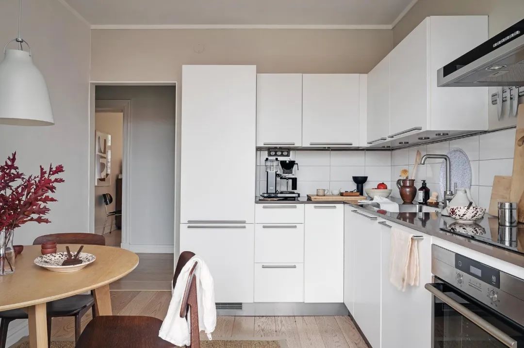 L 型布局厨房搭配小露台的家-16