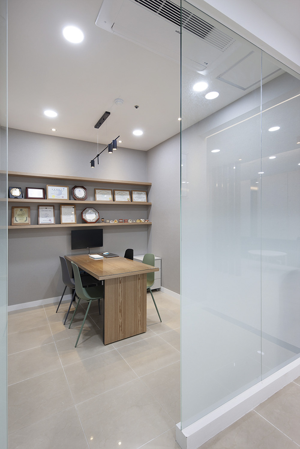 白色与木质的极简魅力 | 38 平米牙科诊所设计-17