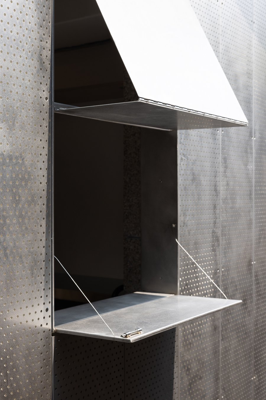 以金屬沖孔板演繹「融合與再現」的建築宣言：「COFFEE LAW 山物所」在日式庭園，映照百年町屋的歲月光澤和詩意 — Hey!Cheese-7