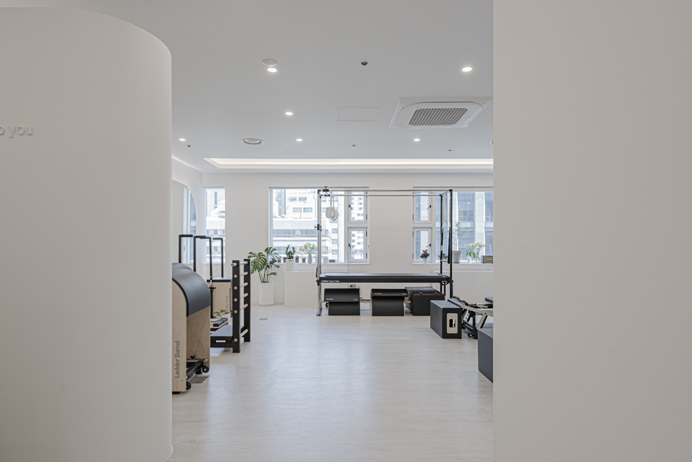 白色简约 | 20 平米的塑料学院内饰设计-12