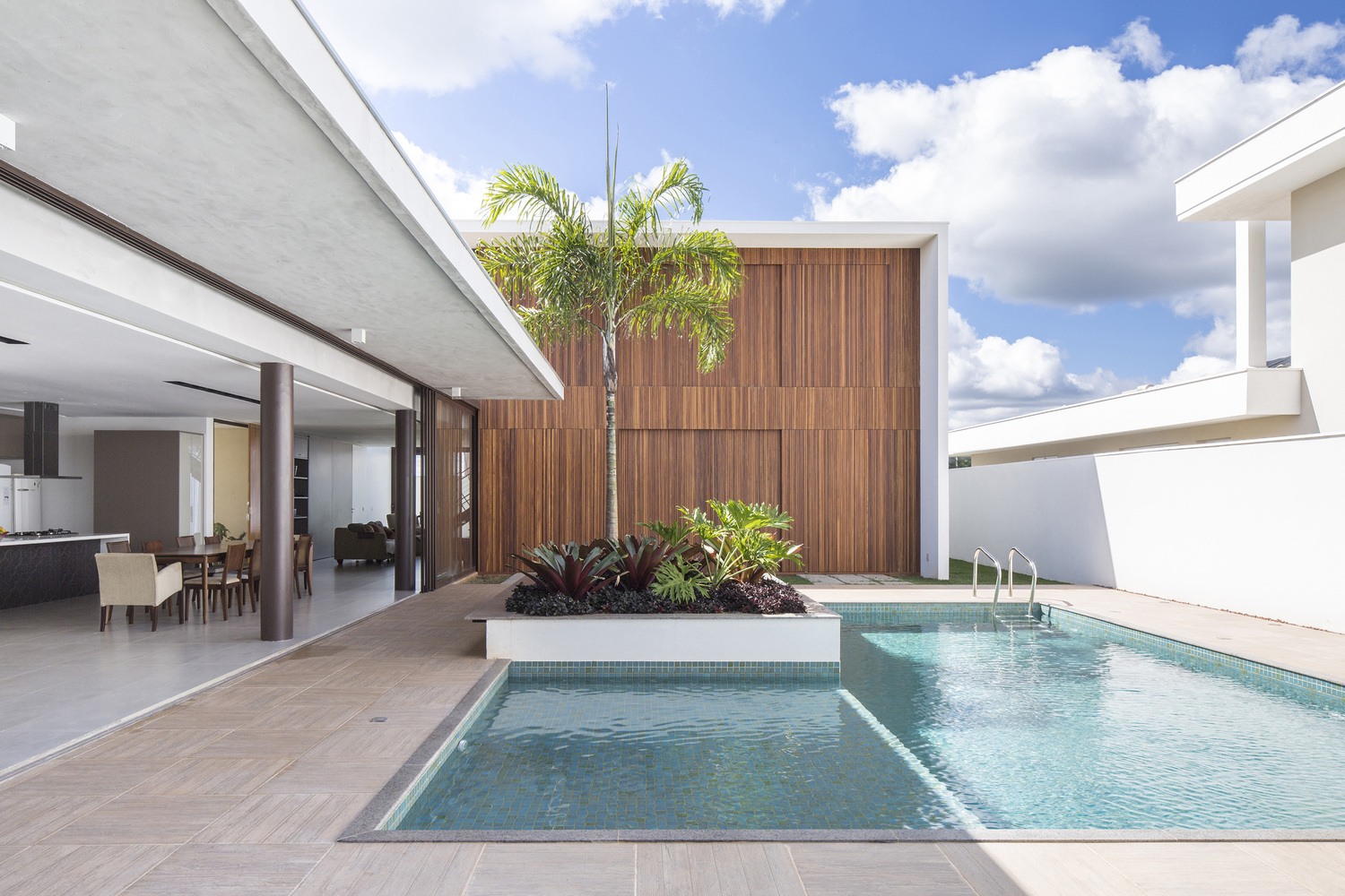 巴西利亚简约住宅,铝制框架大玻璃板创造美食空间-26