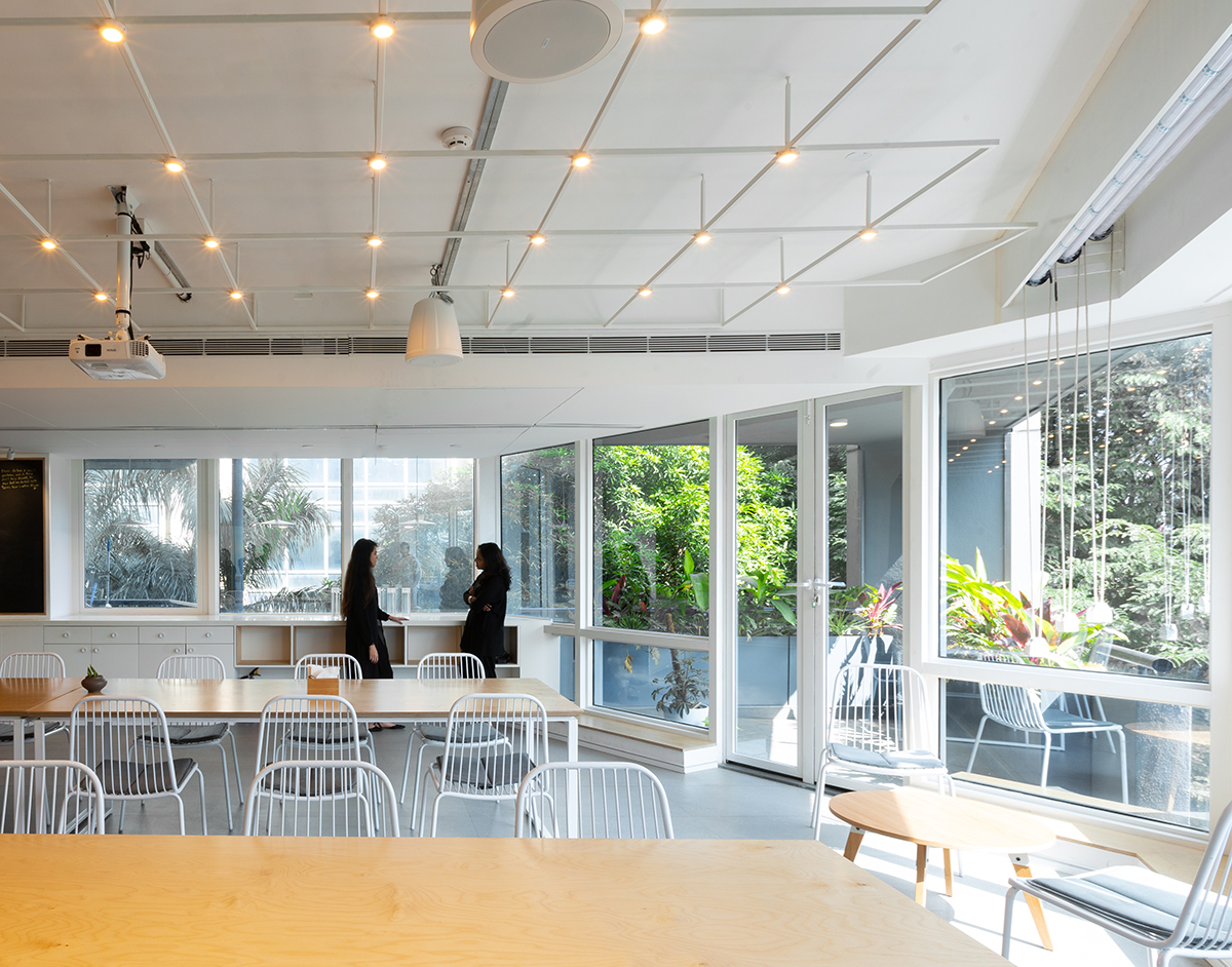 极简自然光下的开放办公空间-31