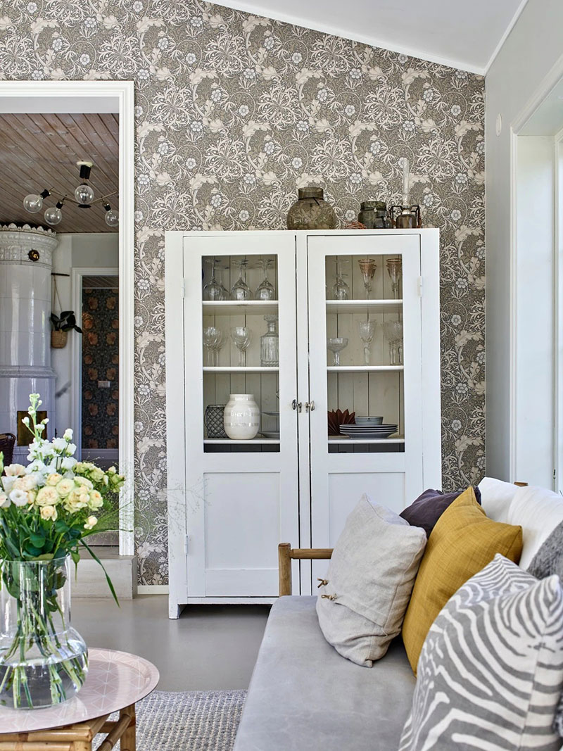 瑞典年轻家庭打造白色夏日小屋，自然与现代的完美融合-12