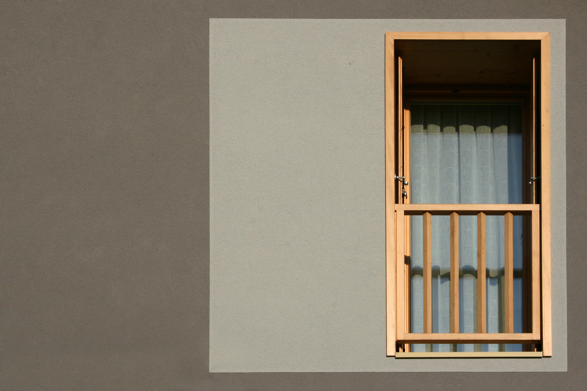 瑞士蒂奇诺州田园风光里的现代农舍改造-9