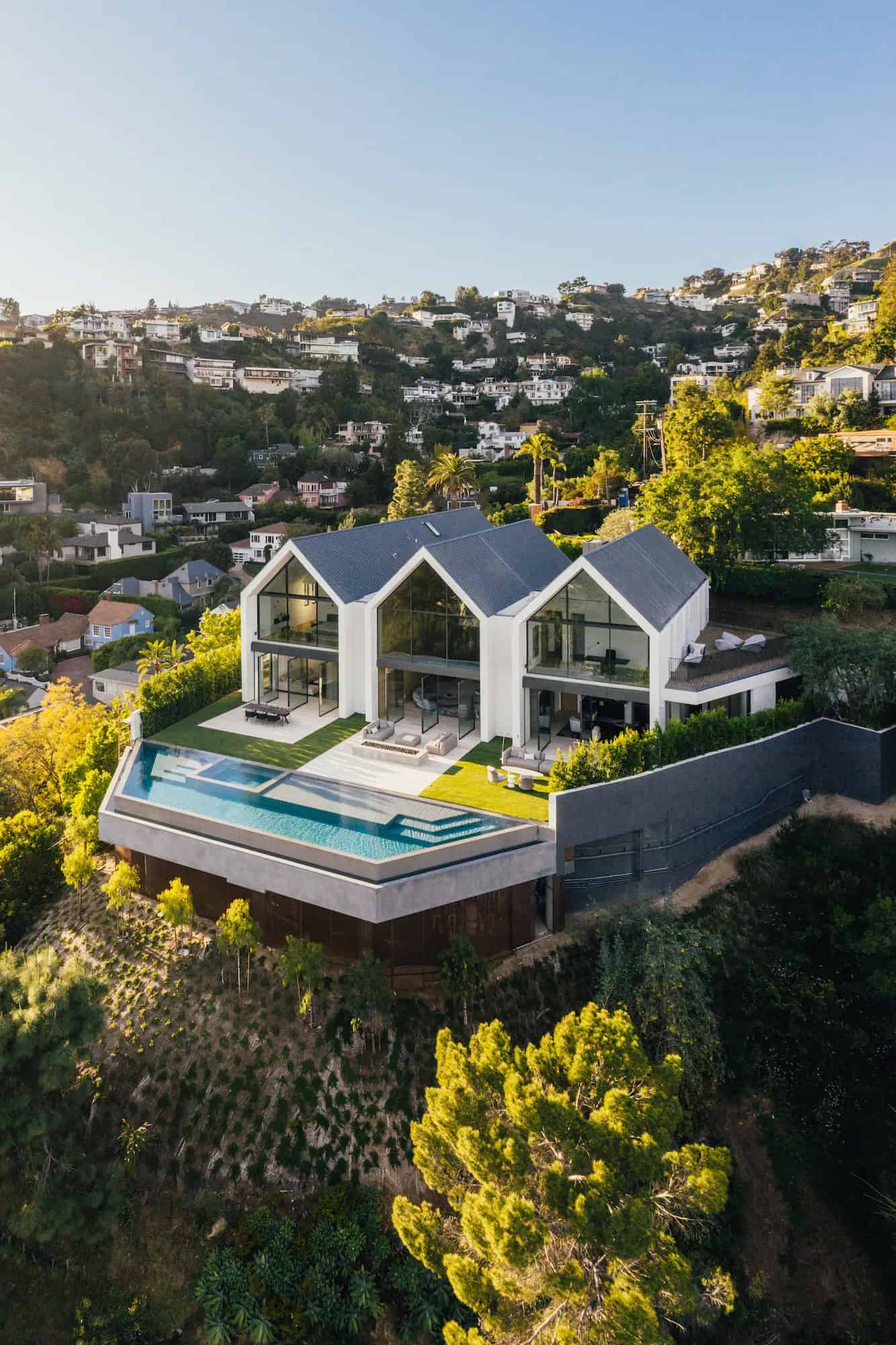 Fascinating minimalist home is cantilevered over the Los Angeles hills-2