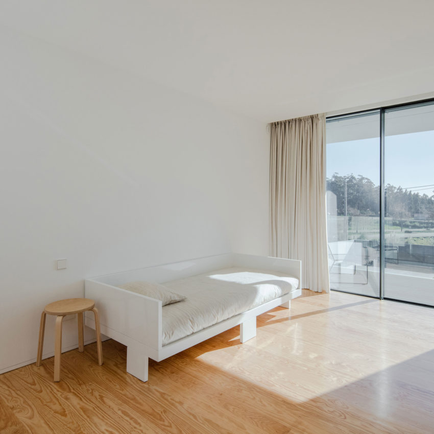 葡萄牙现代白色家居,融入自然美景-41