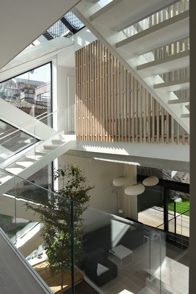 罗马尼亚四口之家垂直住宅，自然材料与光影共舞-51