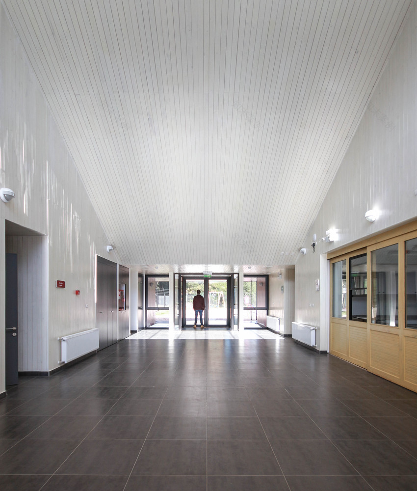 智利 Melirrehue 乡村学校 · 多功能中央庭院设计-25