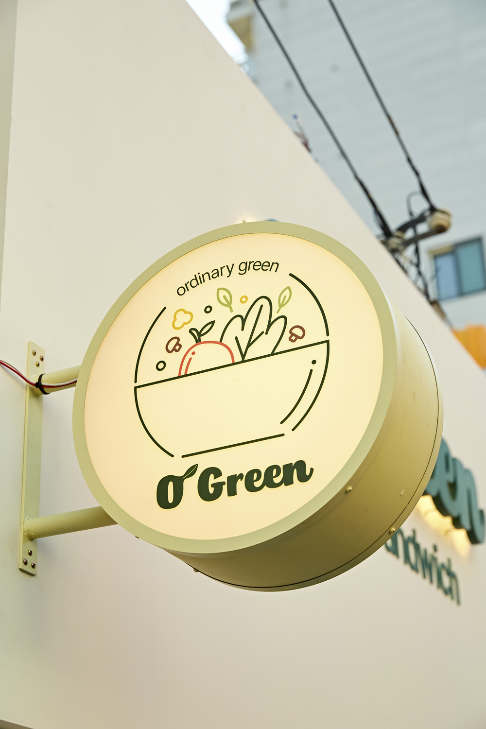 简约 13 坪咖啡厅，白色与原木打造温馨空间-15