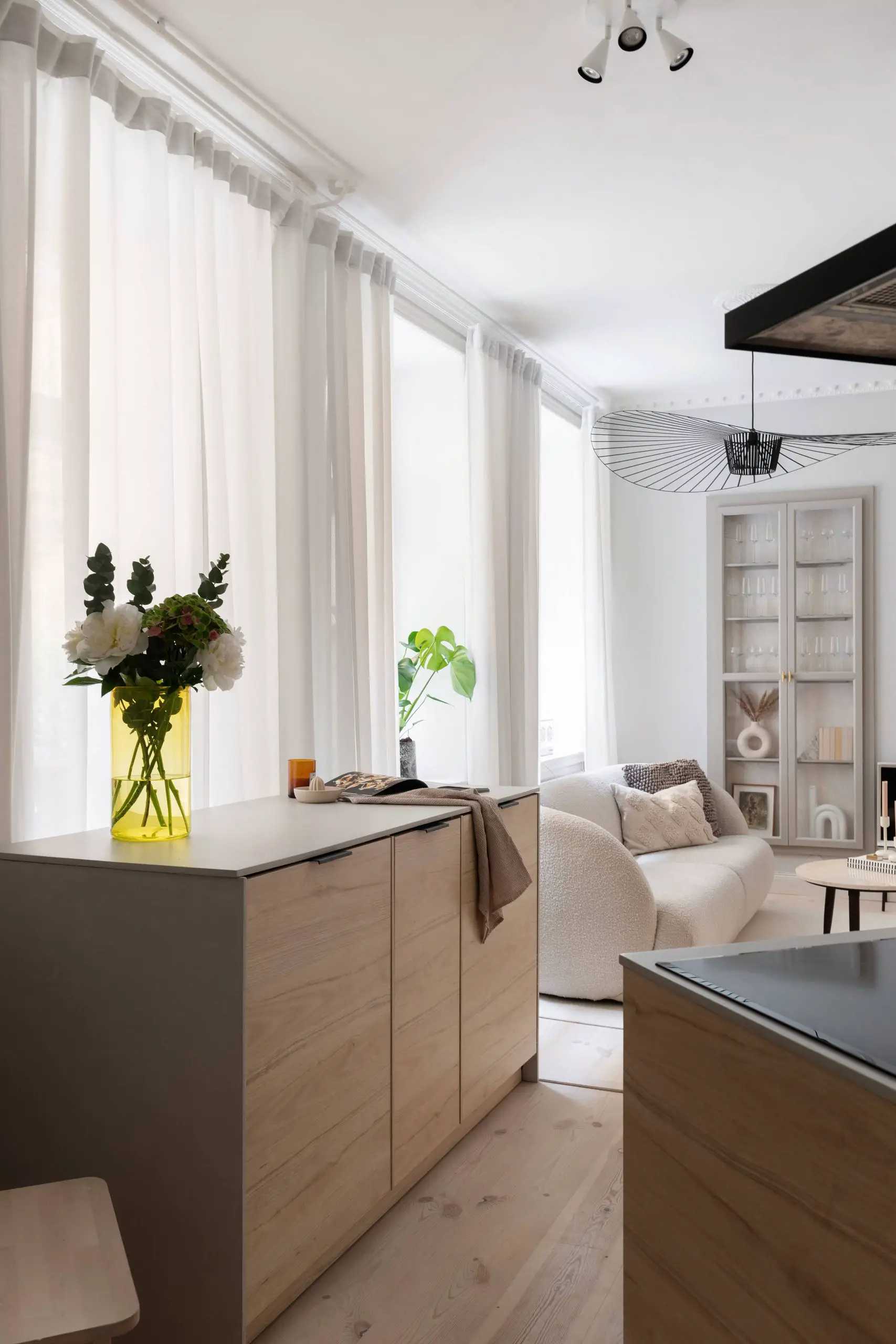 38m2 瑞典小公寓，色彩对比鲜明，家影院设计独特-4