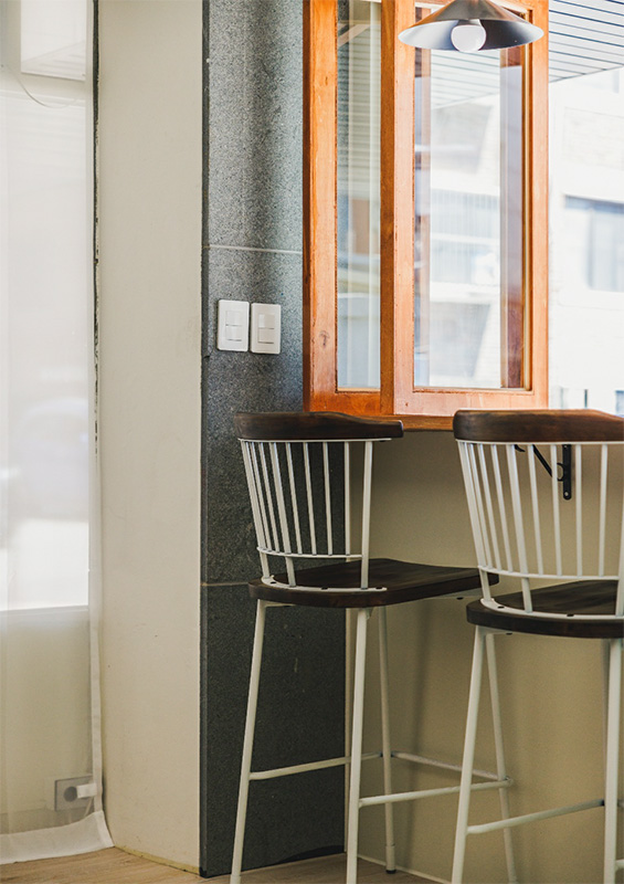 13 平咖啡屋，白色与木纹的极简设计-7