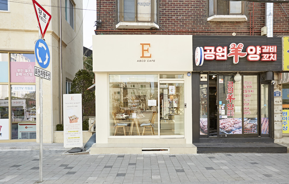 极简 8 坪咖啡厅，展现精致设计魅力-2