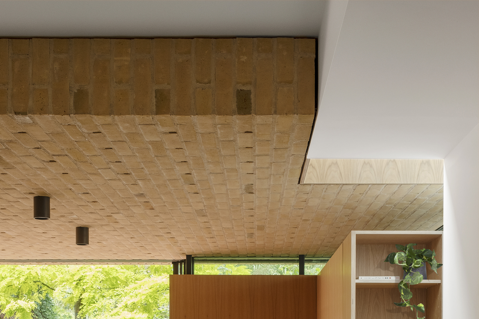 伦敦绿意盎然公寓扩建，红砖绿意打造室内外一体化生活-14