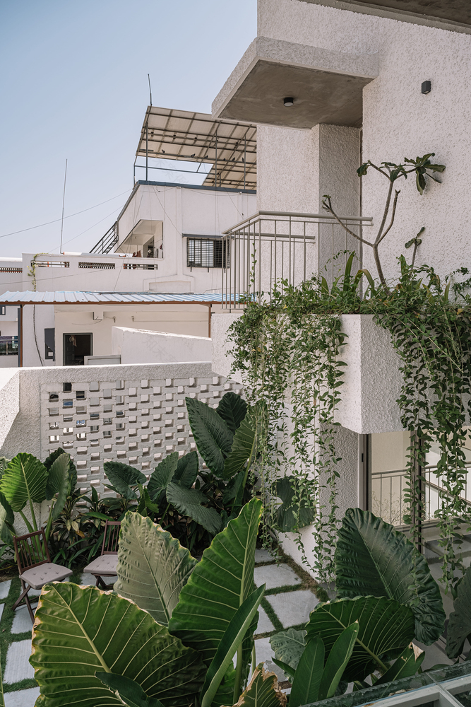 白色漂白之家 | 印度 Parvat Patiya 地区的现代简约住宅设计-36