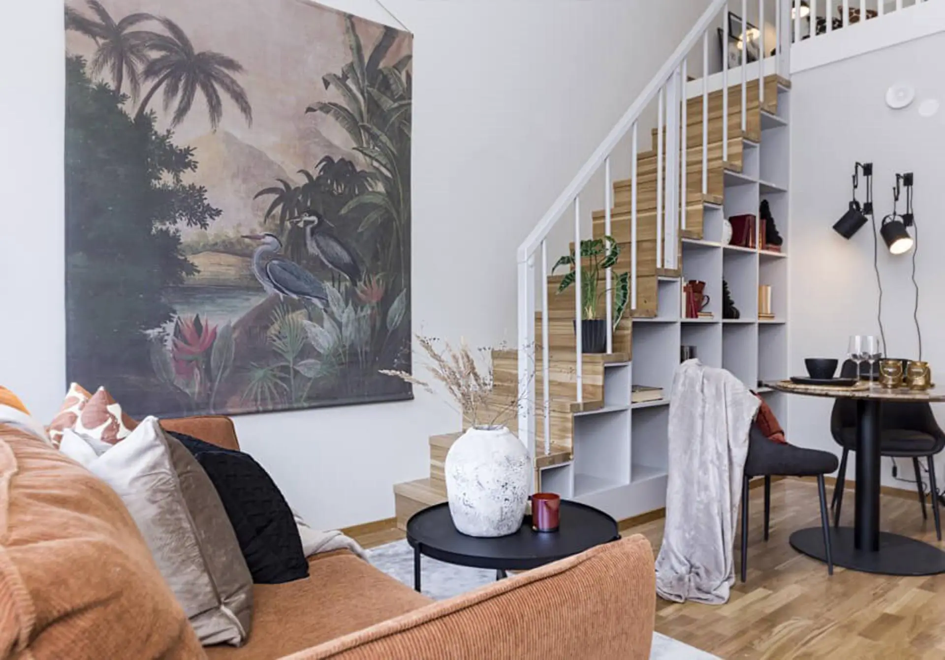 35 平米迷你复式巧用楼梯空间，变身实用图书馆-1